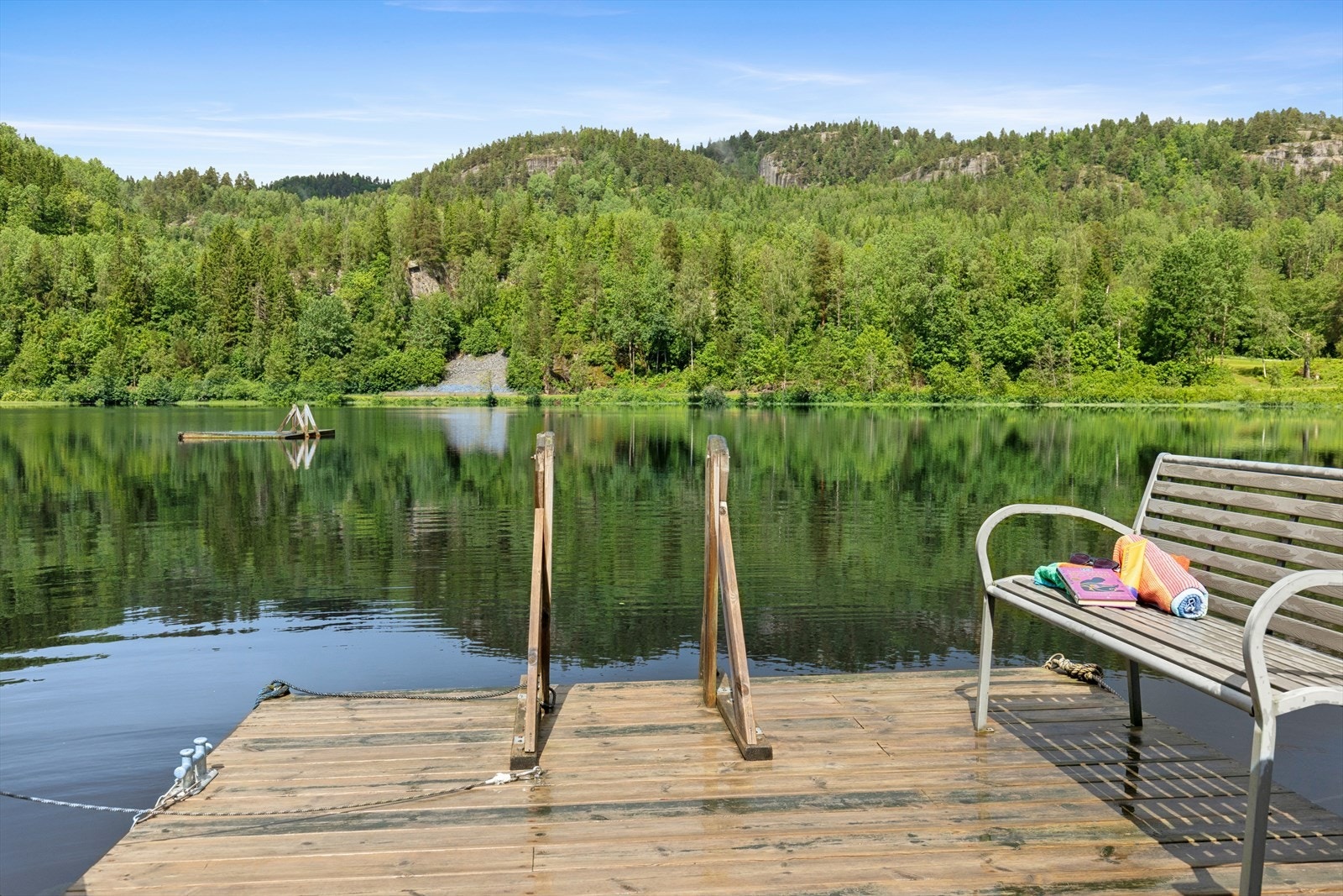 Bryggen er utstyrt med badeleider for en forfriskende dukkert. Galleribilde