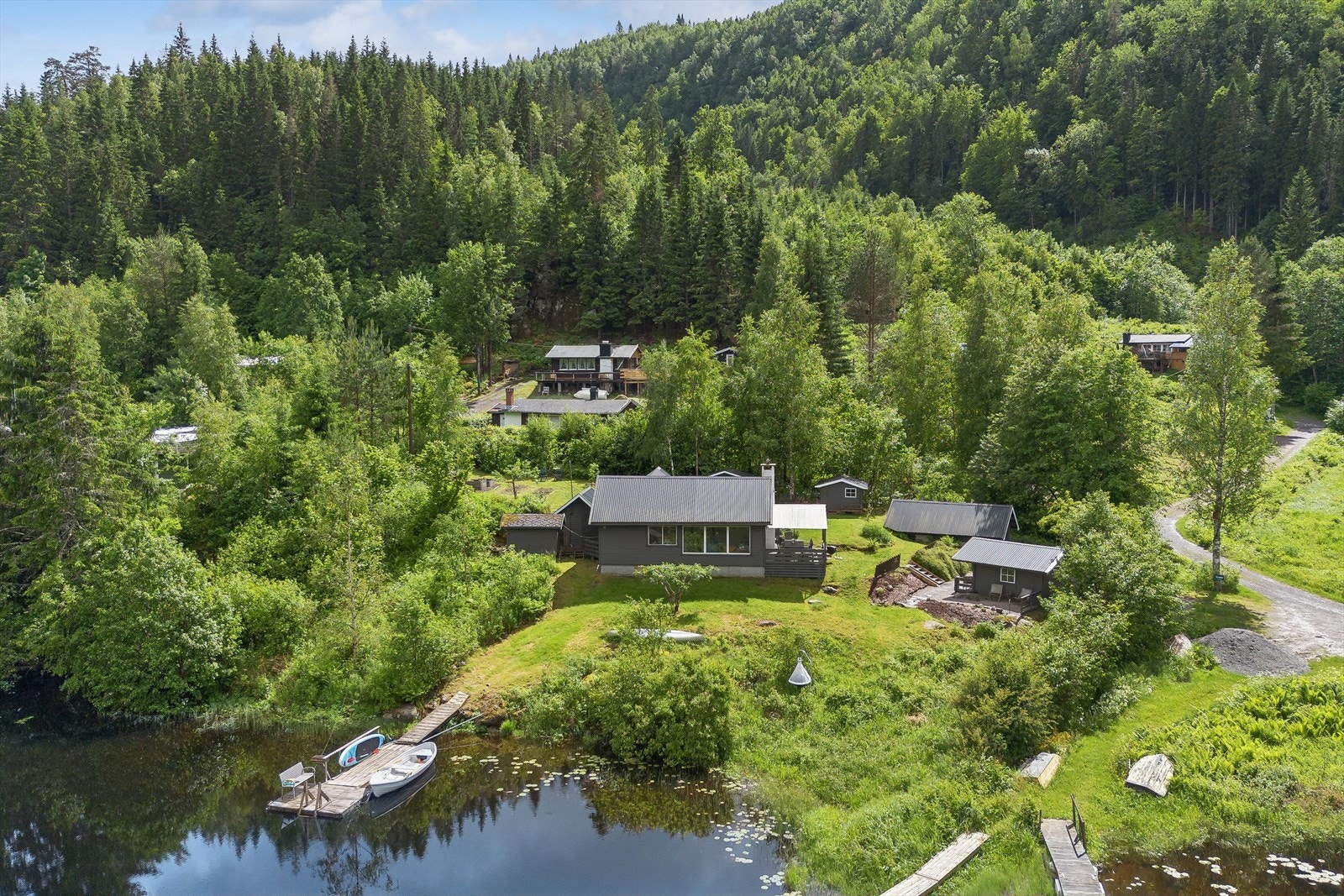 Eiendommen har en idyllisk beliggenhet med umiddelbar nærhet til vannet. Galleribilde