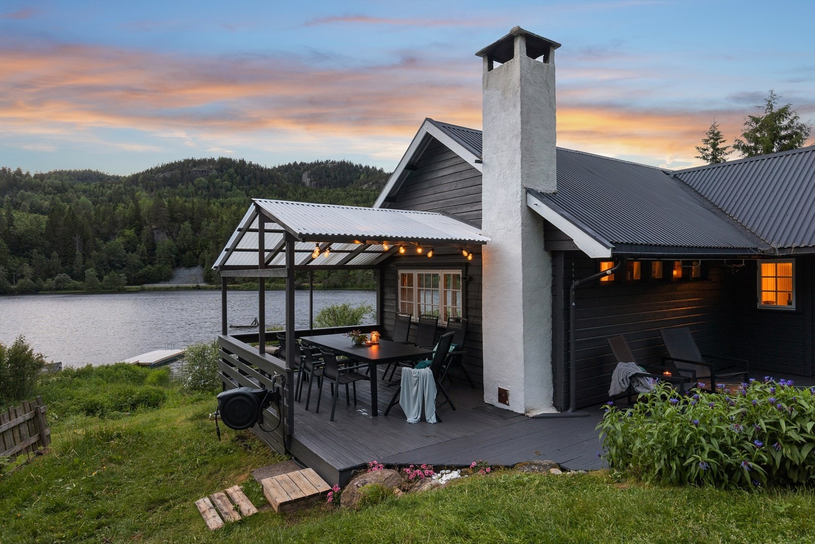 Kveldsstemning på terrassen med utsikt over vannet. Galleribilde