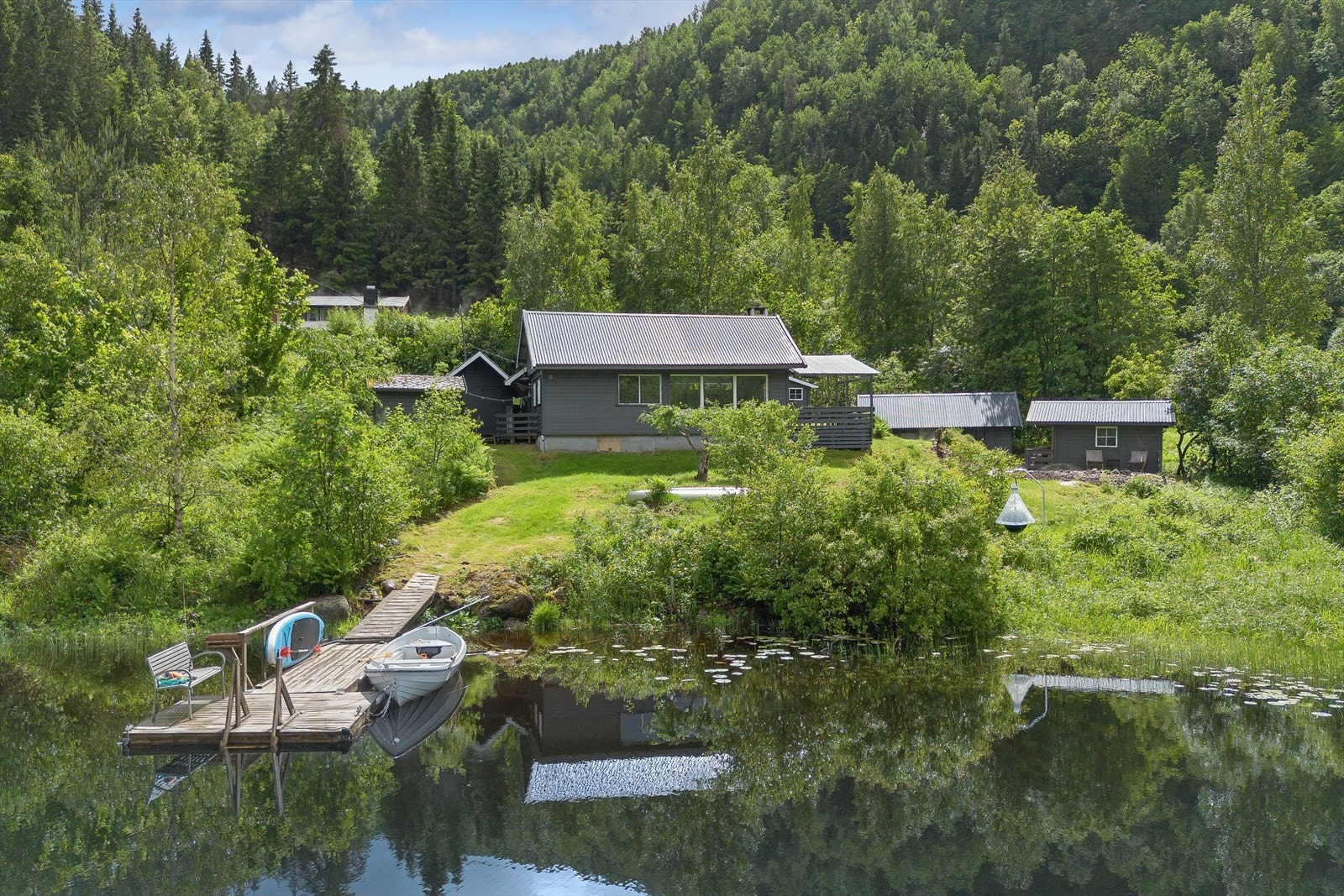 Fritidseiendommen ligger usjenert til, omgitt av skog og natur. Galleribilde