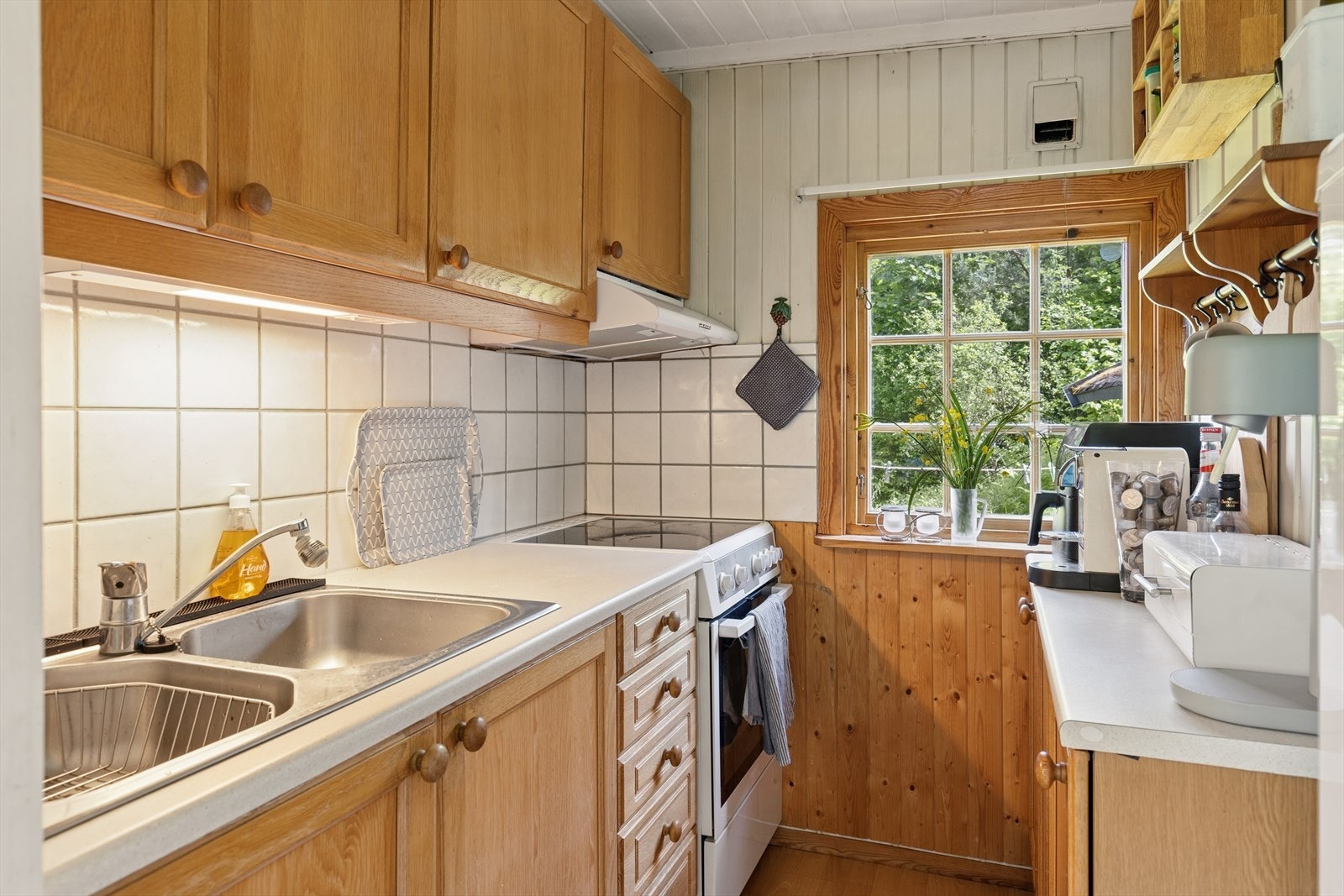 Kjøkkeninnredning med profilerte fronter, laminat benkeplate og frittstående hvitevarer. Galleribilde