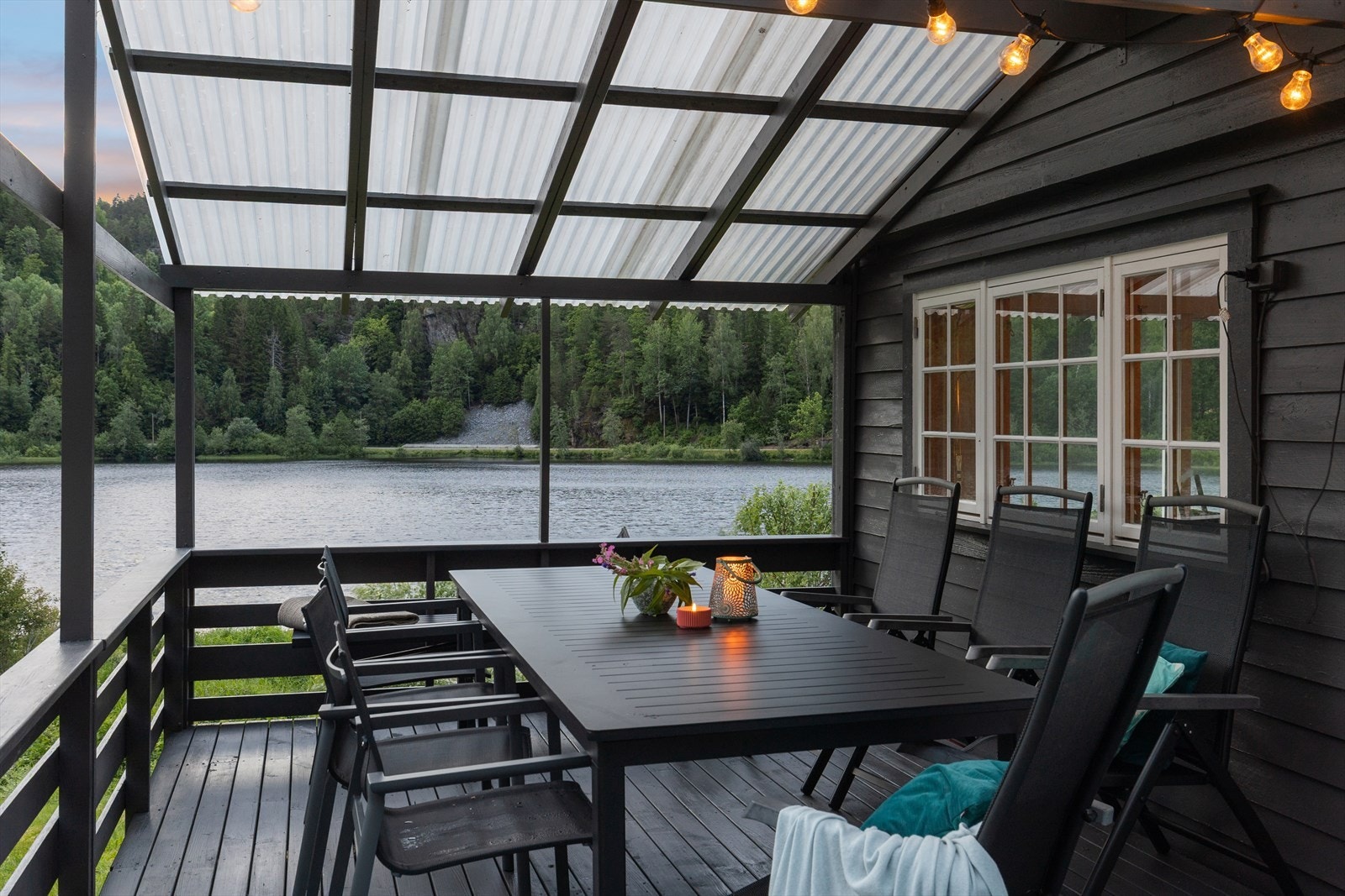 En del av terrassen er overbygd, noe som gir ly for vær og vind. Galleribilde