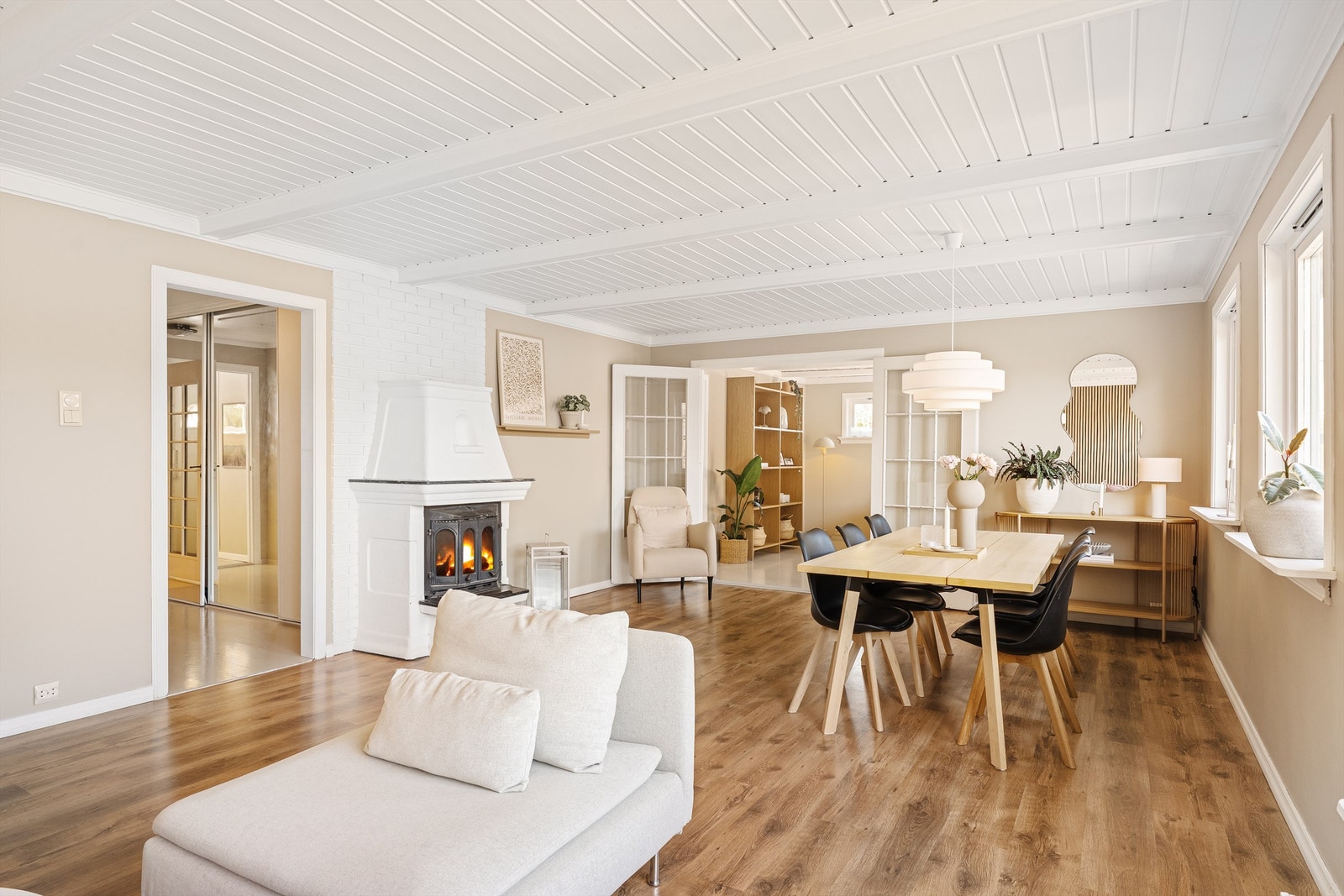 Fra stue mot spiseplass og tv-stue. Gangen til venstre. Galleribilde