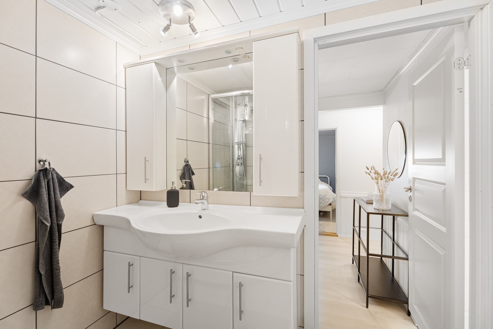 Badet i 1.etg. Innredet med vegghengt wc, servant med skap over og under. Dusjkabinett. Galleribilde