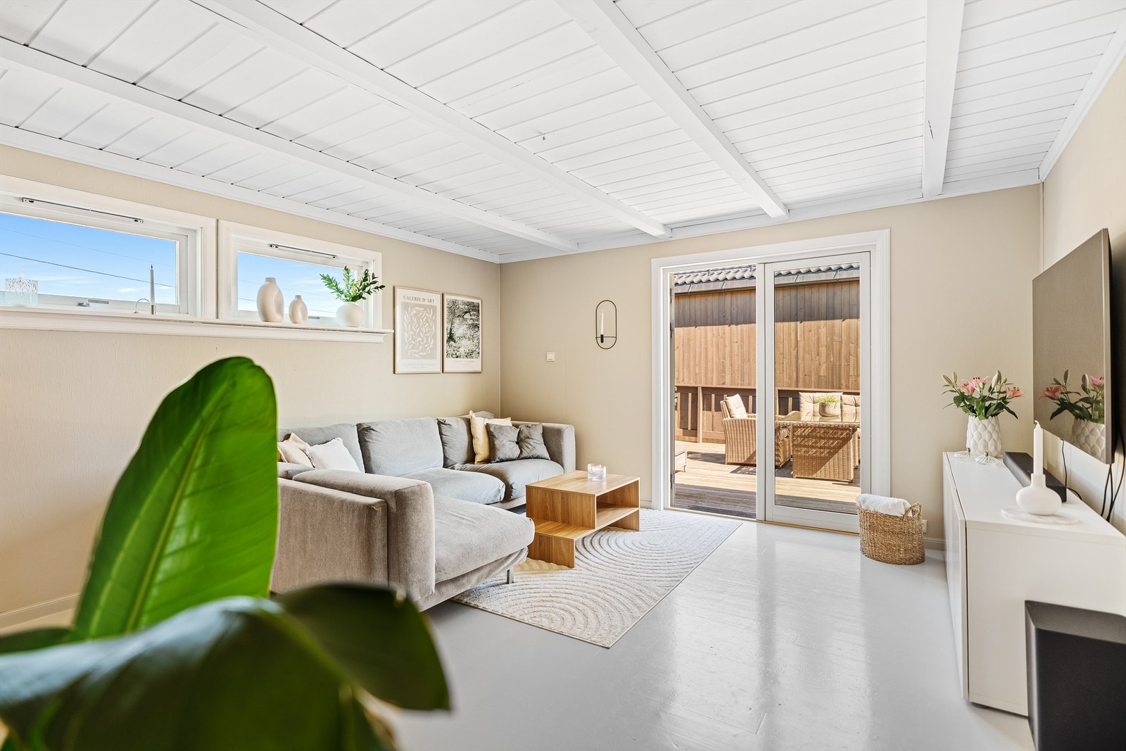 Tv-stue med utgang til veranda. Galleribilde