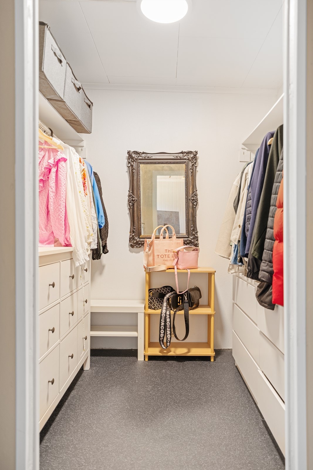 Egen garderobe innenfor gangen. Galleribilde