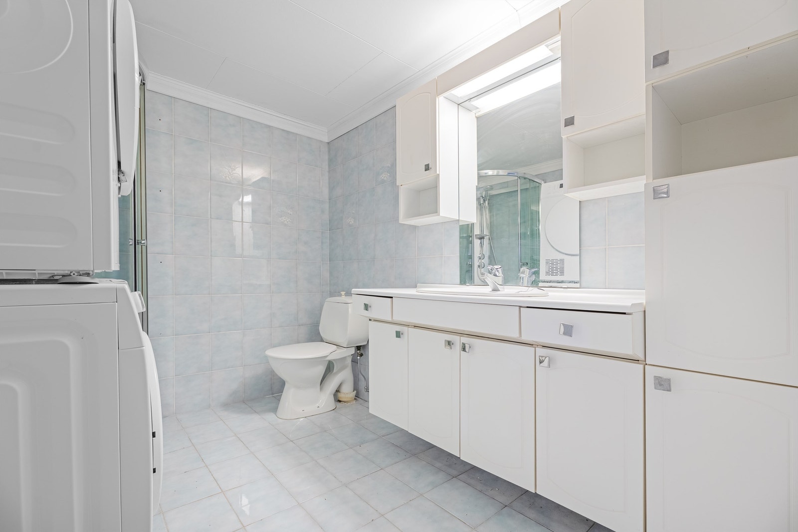 Badet i utleiedelen. Dusjkabinett, wc, servant med godt med skapplass under og over. Opplegg for vaskemaskin og tørketrommel. Galleribilde