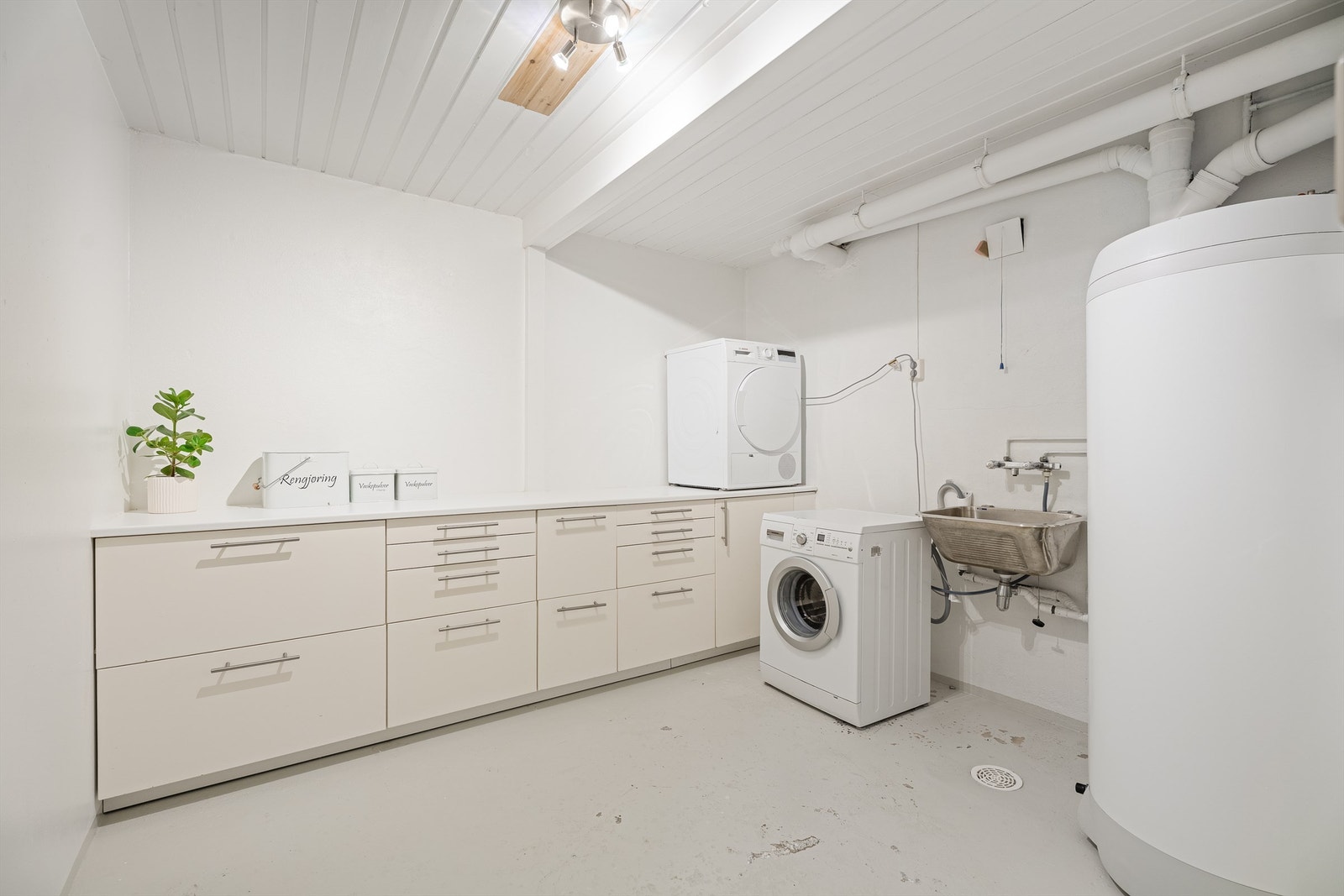 Vaskerommet i 1. etg. Godt med skapplass. Kum. Opplegg vaskemaskin og tørketrommel. Galleribilde