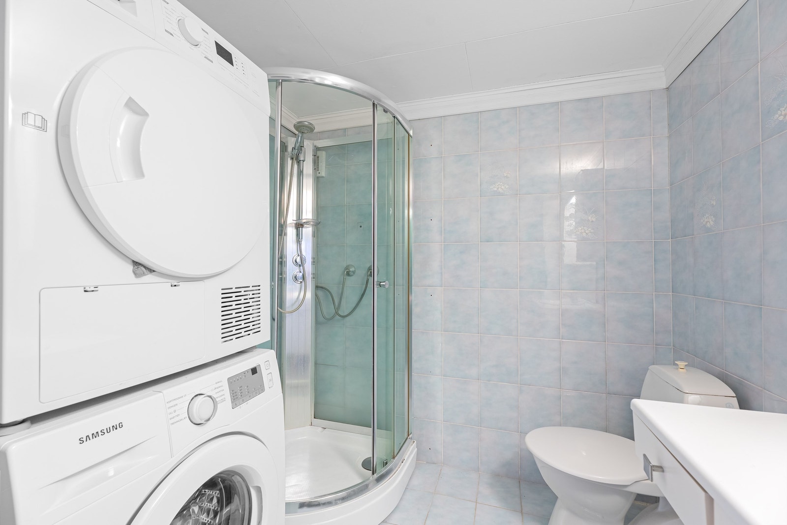 Badet i utleiedelen. Dusjkabinett, wc, servant med godt med skapplass under og over. Opplegg for vaskemaskin og tørketrommel. Galleribilde