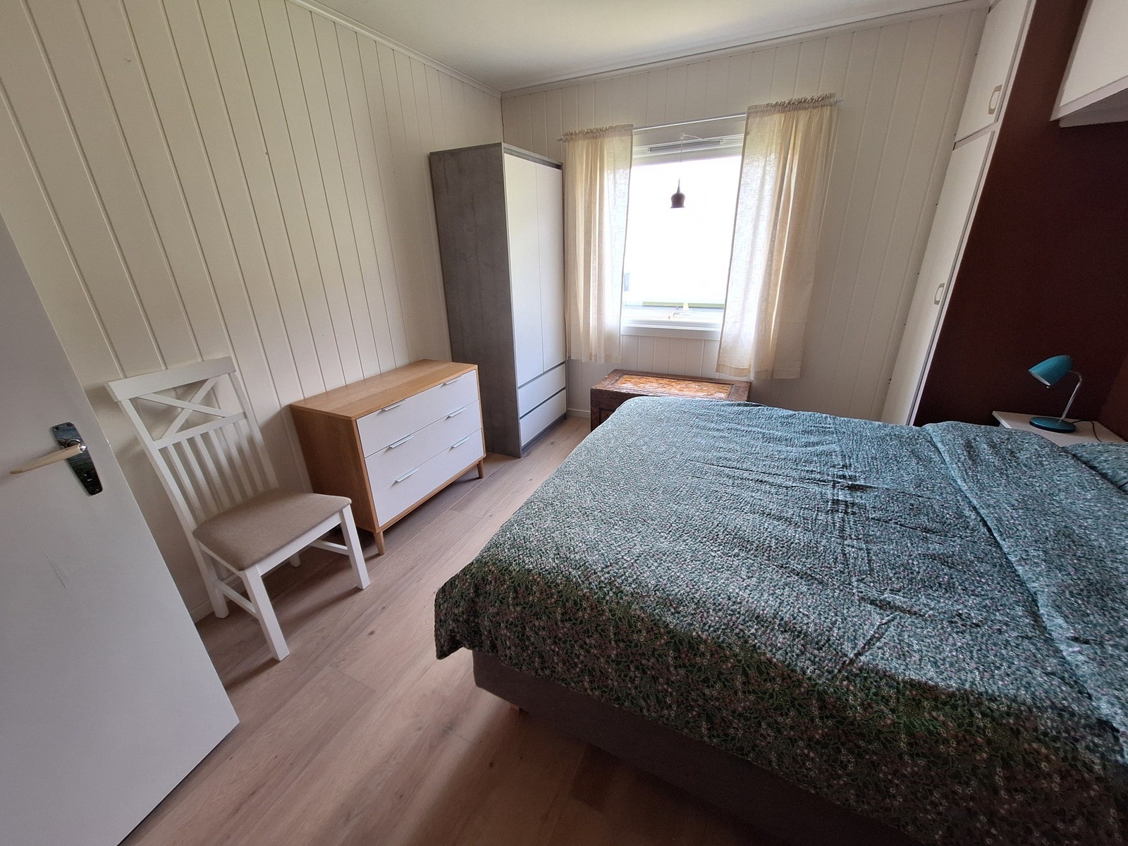 Romslig soverom med plassbygd garderobeskap Galleribilde