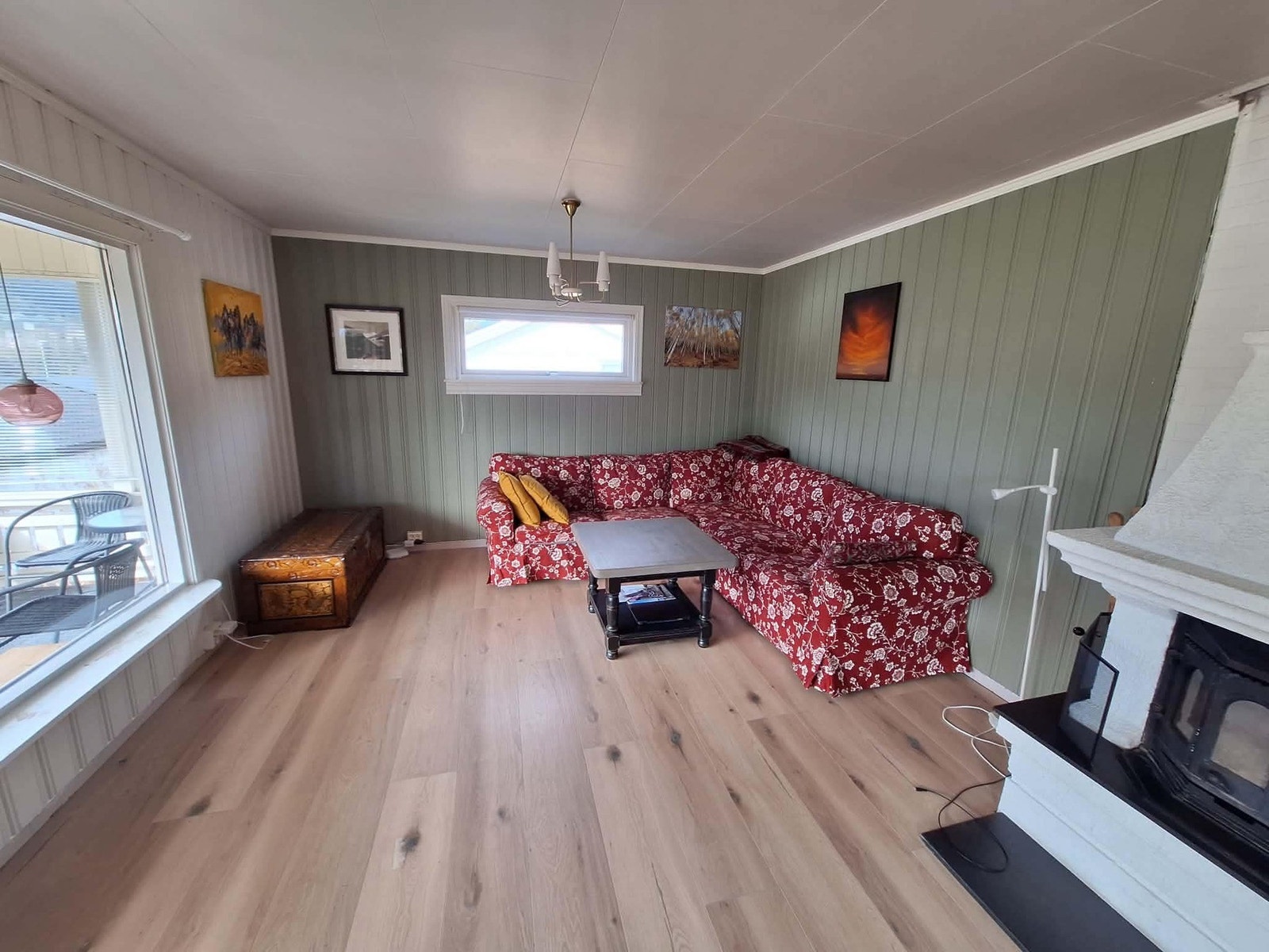 Romslig stue med god plass til møblering, i tillegg utgang til terrasse. Galleribilde