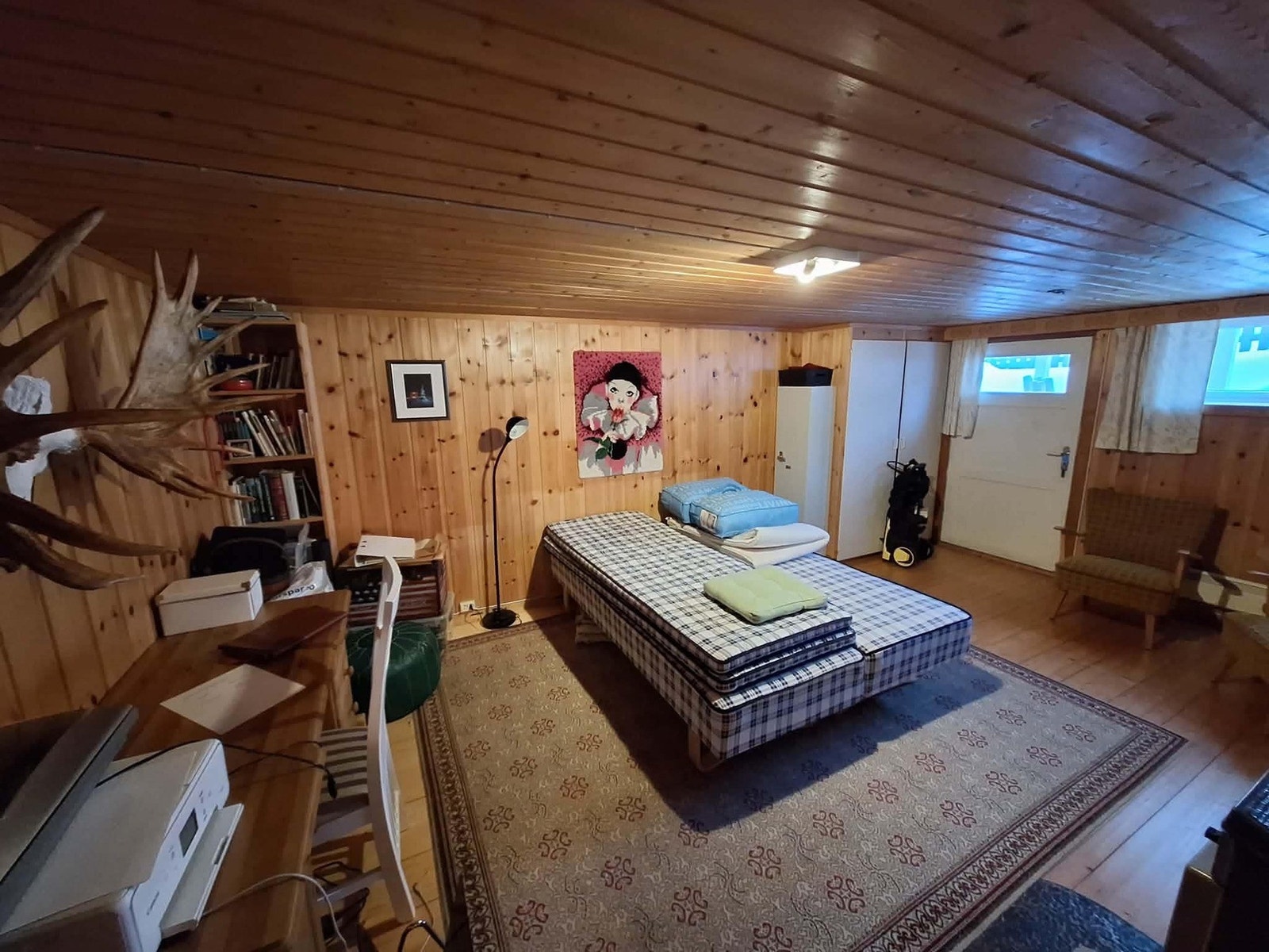 Hobbyrom i kjeller, møblert med soveplass. Vi gjør oppmerksom på at det ikke er søkt om bruksendring Galleribilde