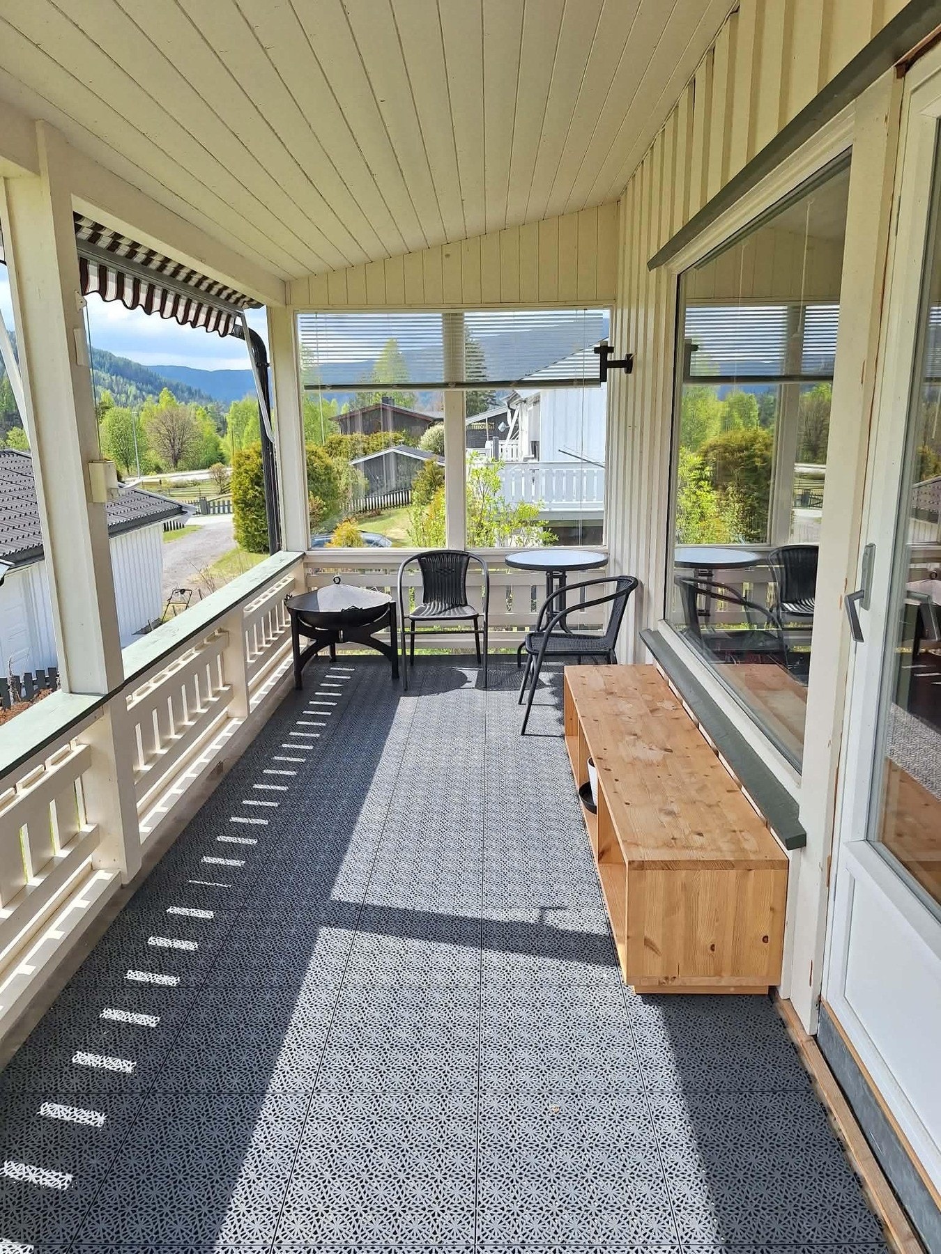 Fin terrasse med overbygget tak. Her kan man nyte fine sommerdager Galleribilde