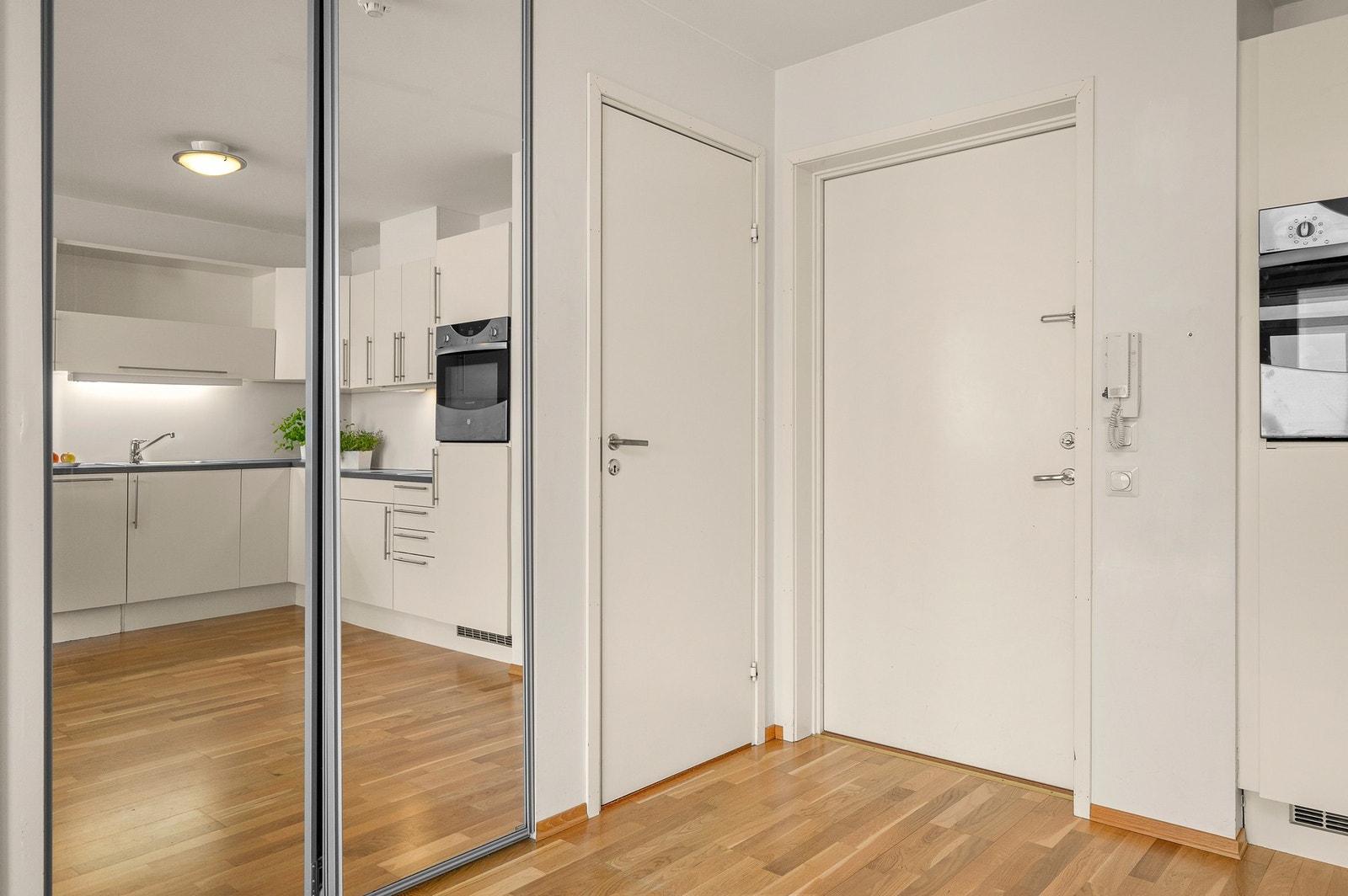 Ved inngangspartiet er det en praktisk skyvedørsgarderobe som gir gode oppbevaringsmuligheter. Garderoben er smart integrert og går ikke på bekostning av oppholdsarealet. Galleribilde