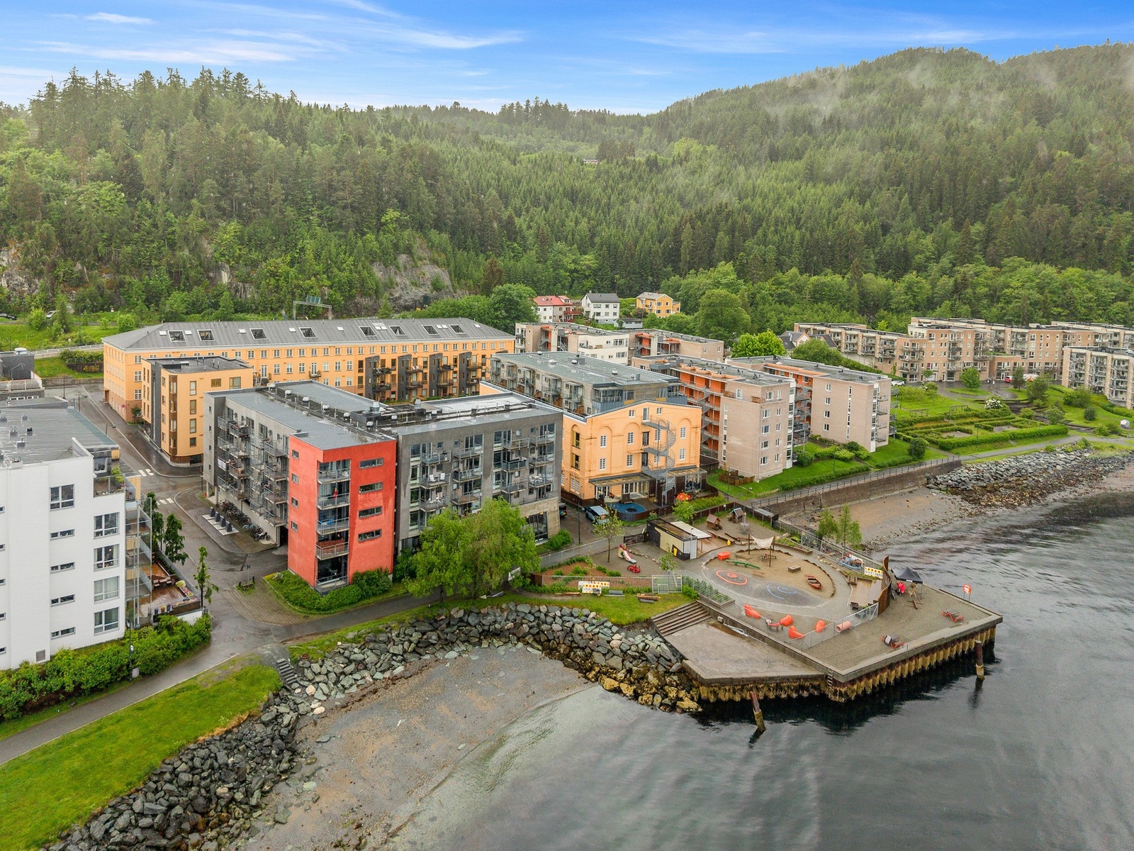 Ilsvika er et svært attraktivt område med to dagligvarebutikker, spisesteder og treningssenter. Galleribilde