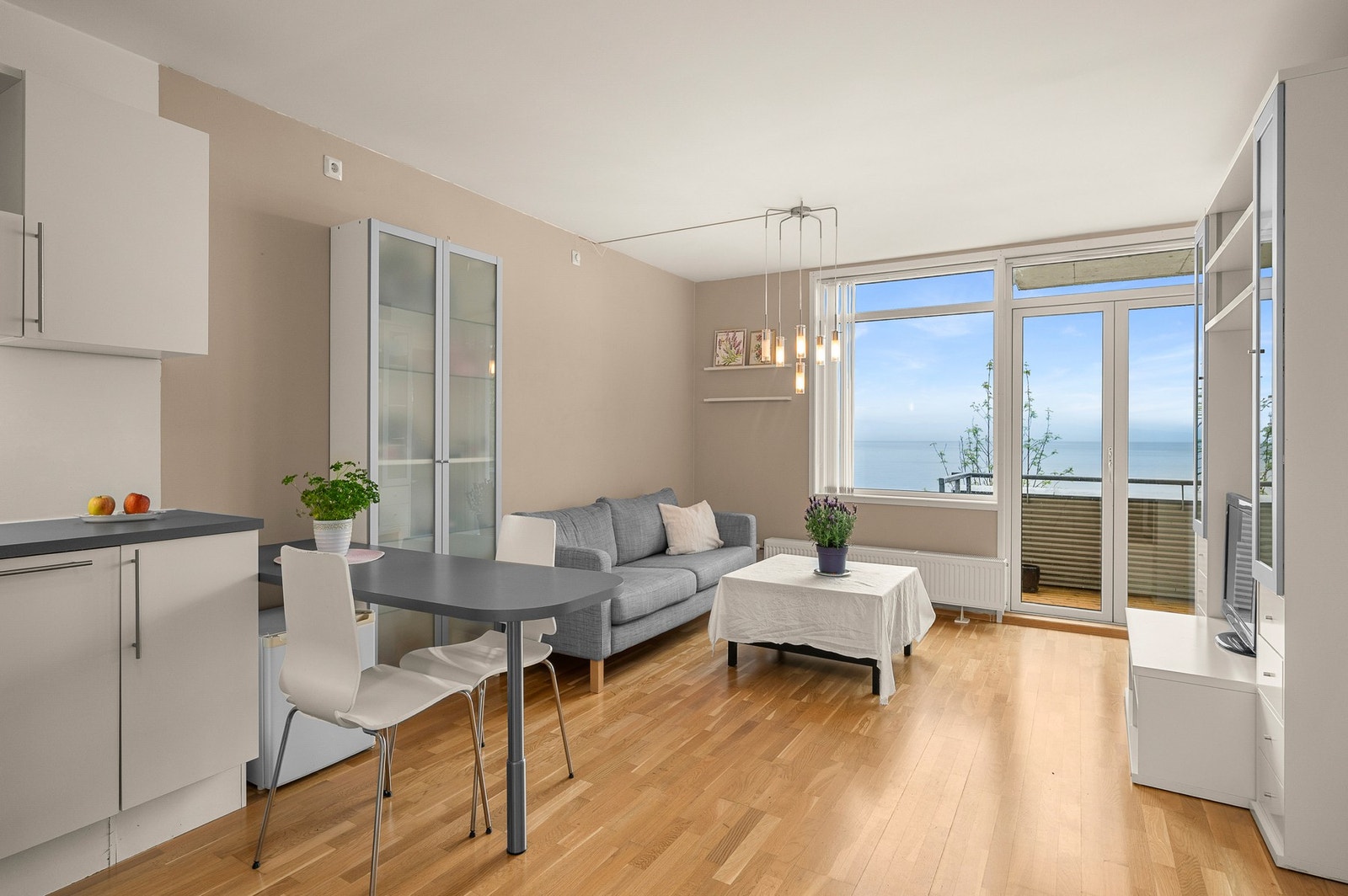 Leiligheten ligger pent til i byggets 2. etasje, med nydelig havutsikt ut mot Trondheimsfjorden og Munkholmen. Galleribilde