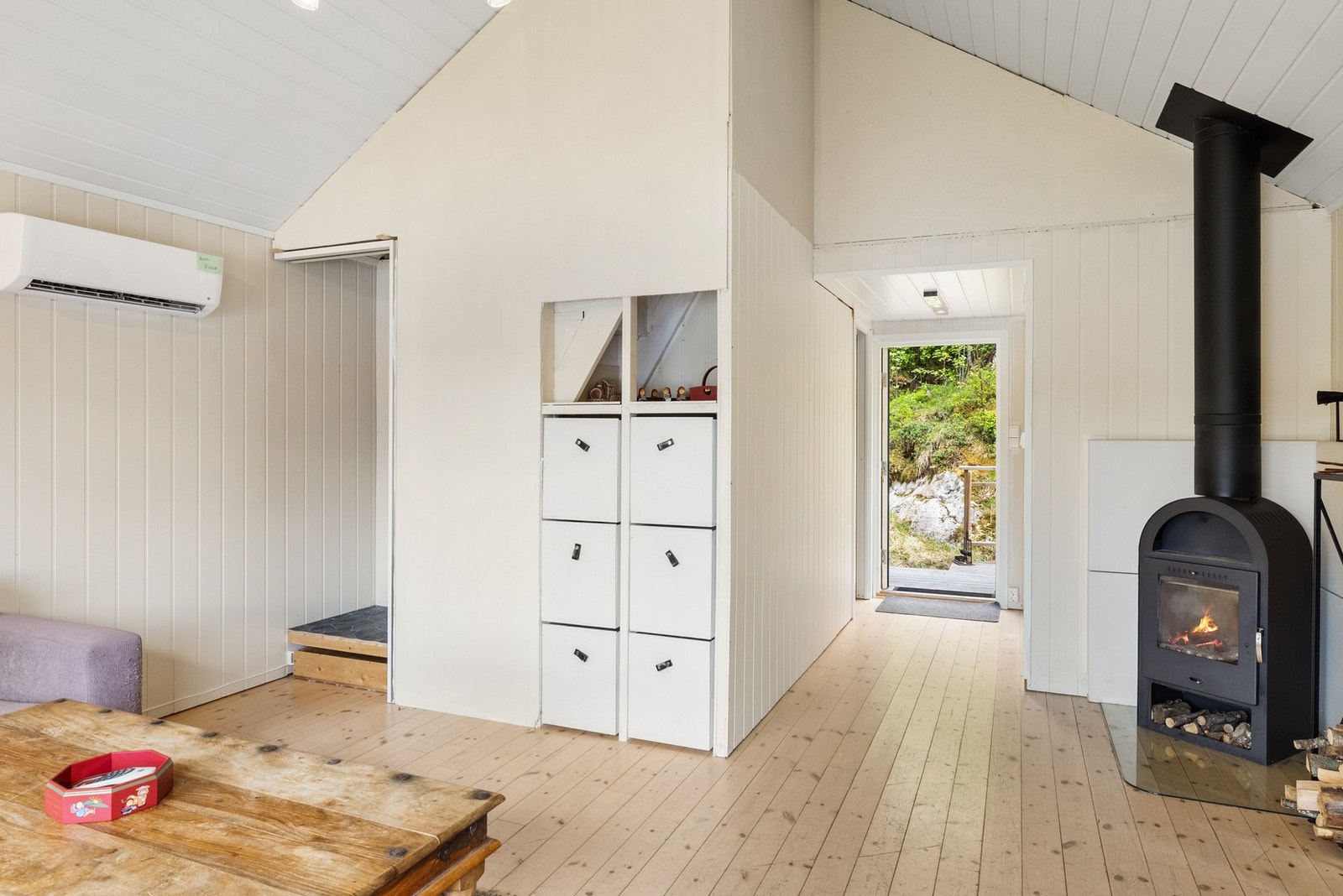 Vedovn og varmepumpe gir en god kombinasjon av hygge og effektiv oppvarming Galleribilde
