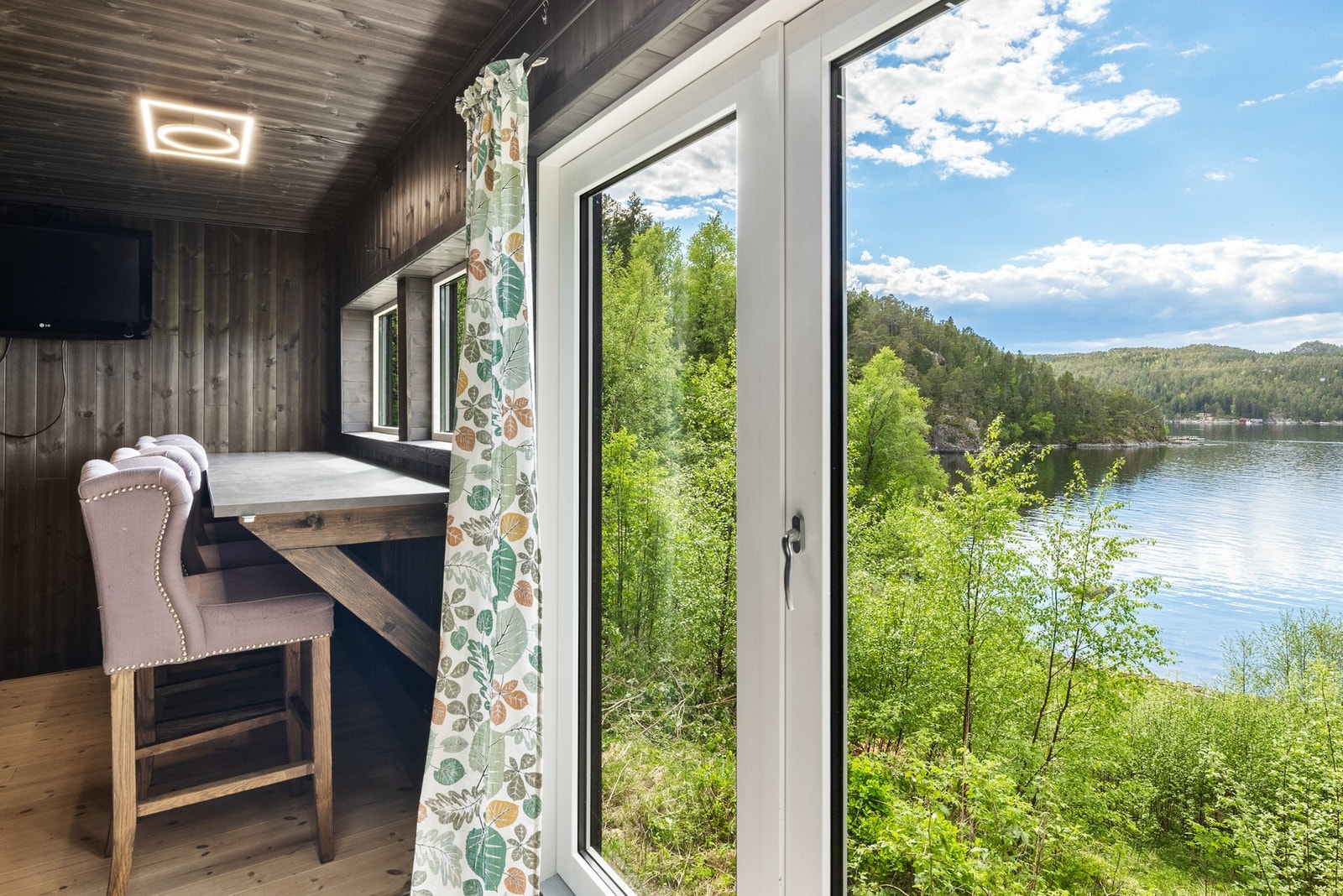 Hytte i sjøkanten med nærhet til sjø, natur og gode opplevelser... Galleribilde