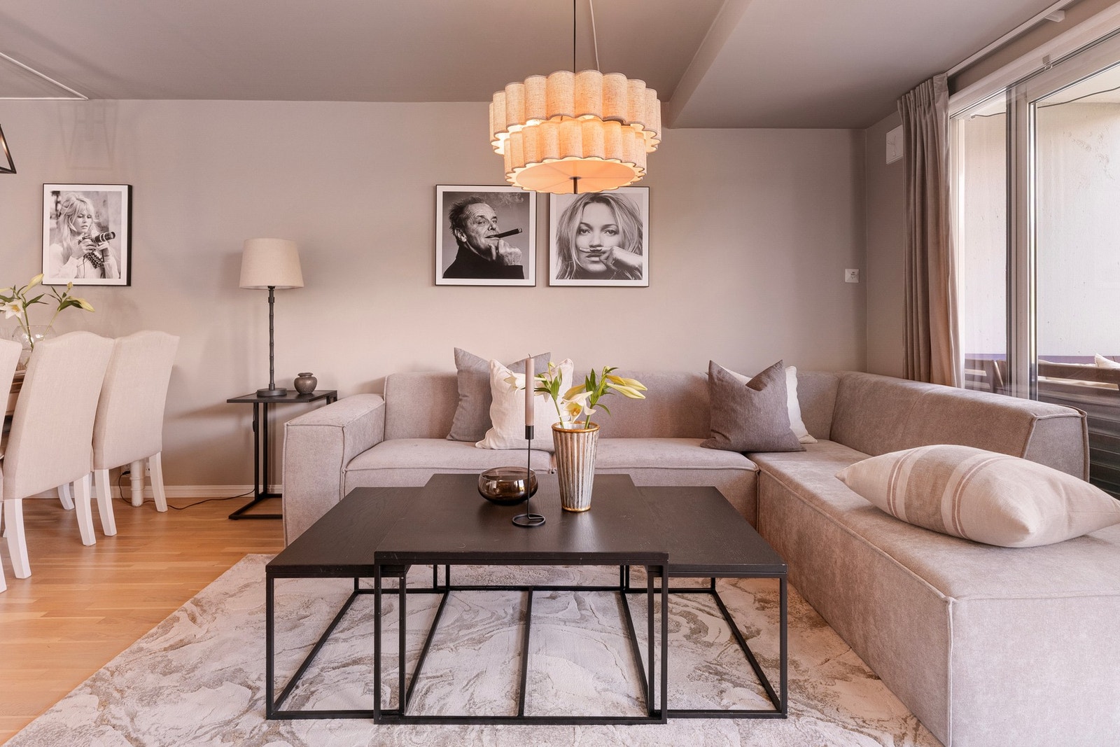 Store glassflater mot terrassen sørger for fint lysinnslipp og en god kontakt med uteområdet. Galleribilde