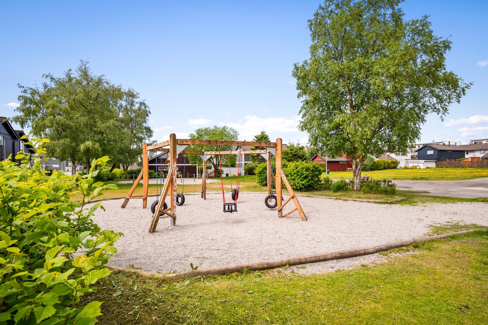 For barn og unge finnes lekeplass ca. 50 meter fra boligen, balløkker i Astraveien og Professor Hansteens gate ca. 3 minutters gange unna, samt Tjensvoll skole ca. 4 minutters gange unna. Galleribilde