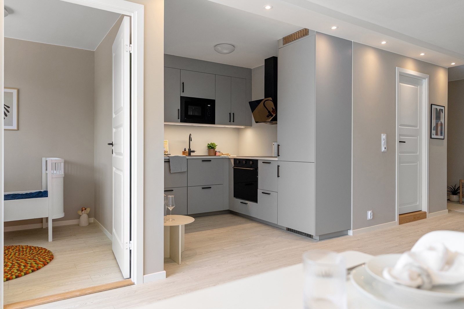 Leiligheten har et stilrent kjøkken med gode løsninger. Utstyrt med integrert kjøleskap med fryseskap, stekeovn, platetopp og oppvaskmaskin. Galleribilde