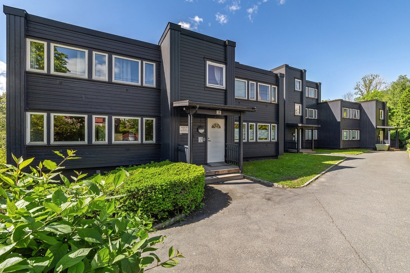 Eiendommen ligger i et etablert og familievennlig område på Nedre Grorud/Kalbakken, med kort vei til skoler, barnehager, butikker og kollektivtransport. Galleribilde