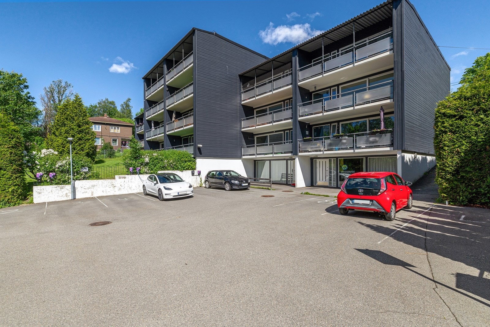 Borettslaget tilbyr 11 parkeringsplasser til utleie etter venteliste. Galleribilde
