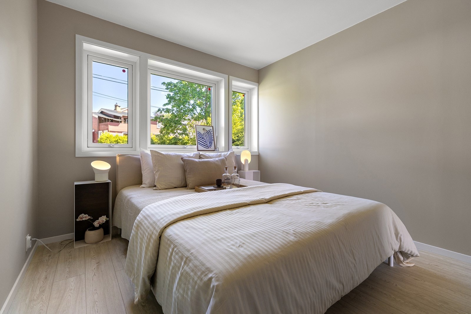 Hovedsoverommet er romslig og har plass til dobbeltseng med nattbord på hver side, samt plass til garderobeskap. Galleribilde