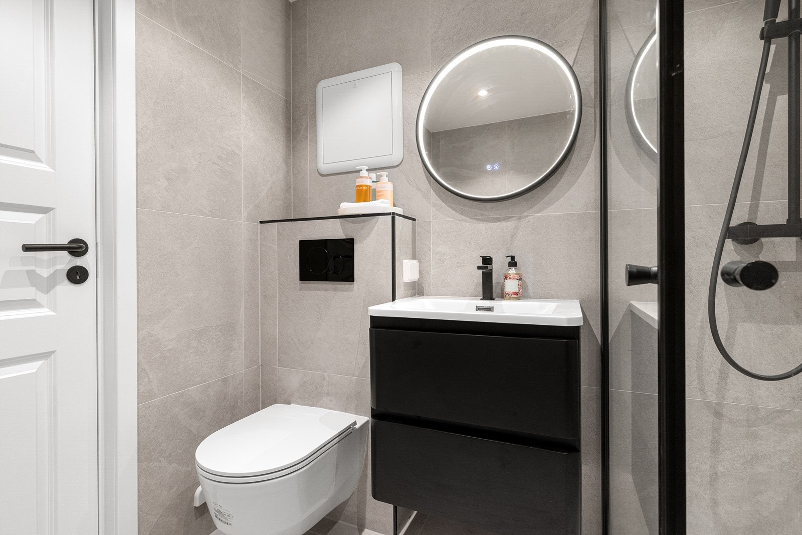Badet har flislagte overflater, behagelig gulvvarme og downlights i himlingen. Galleribilde
