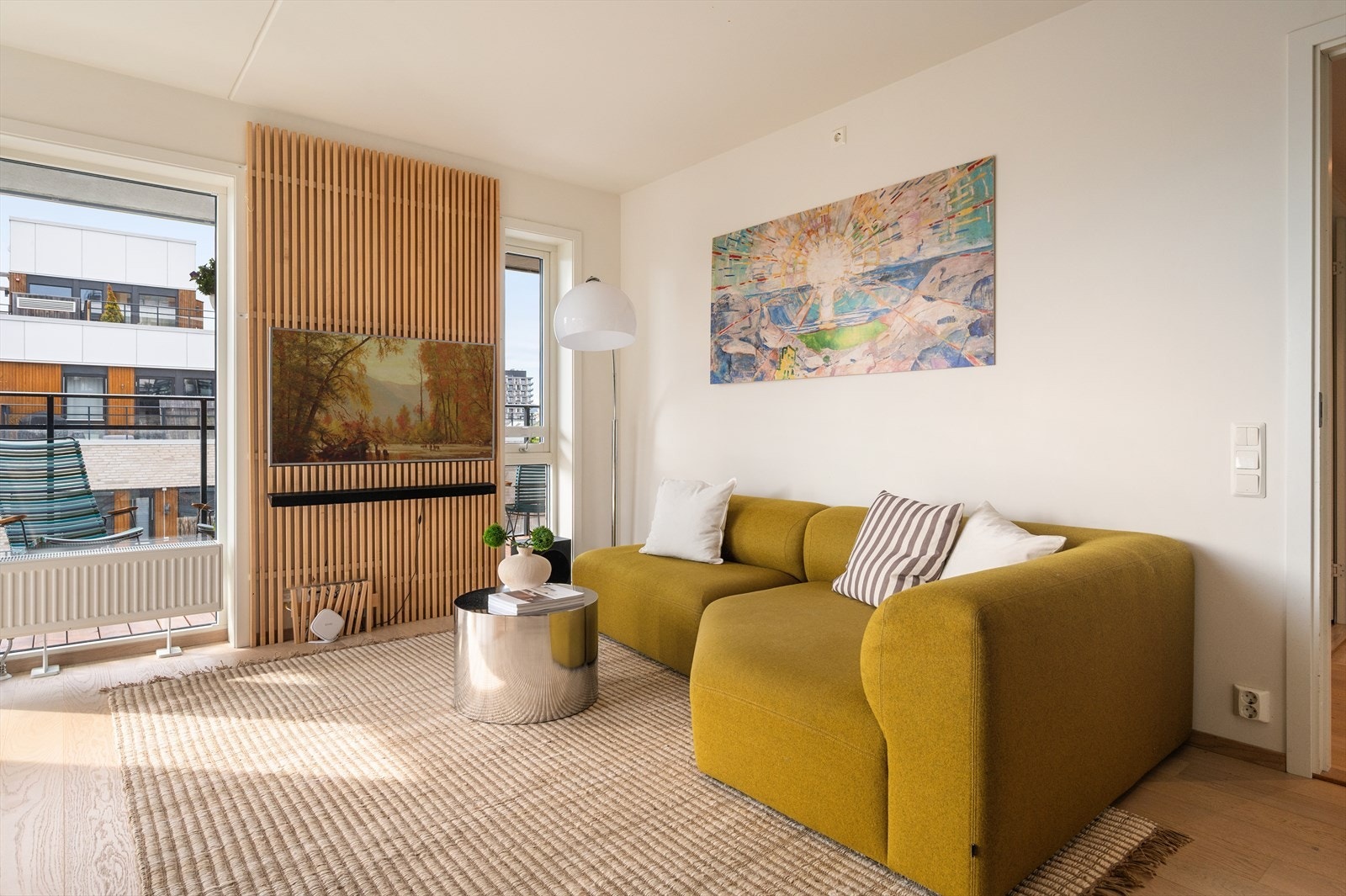 God plass til stor sofa i stuen. Galleribilde