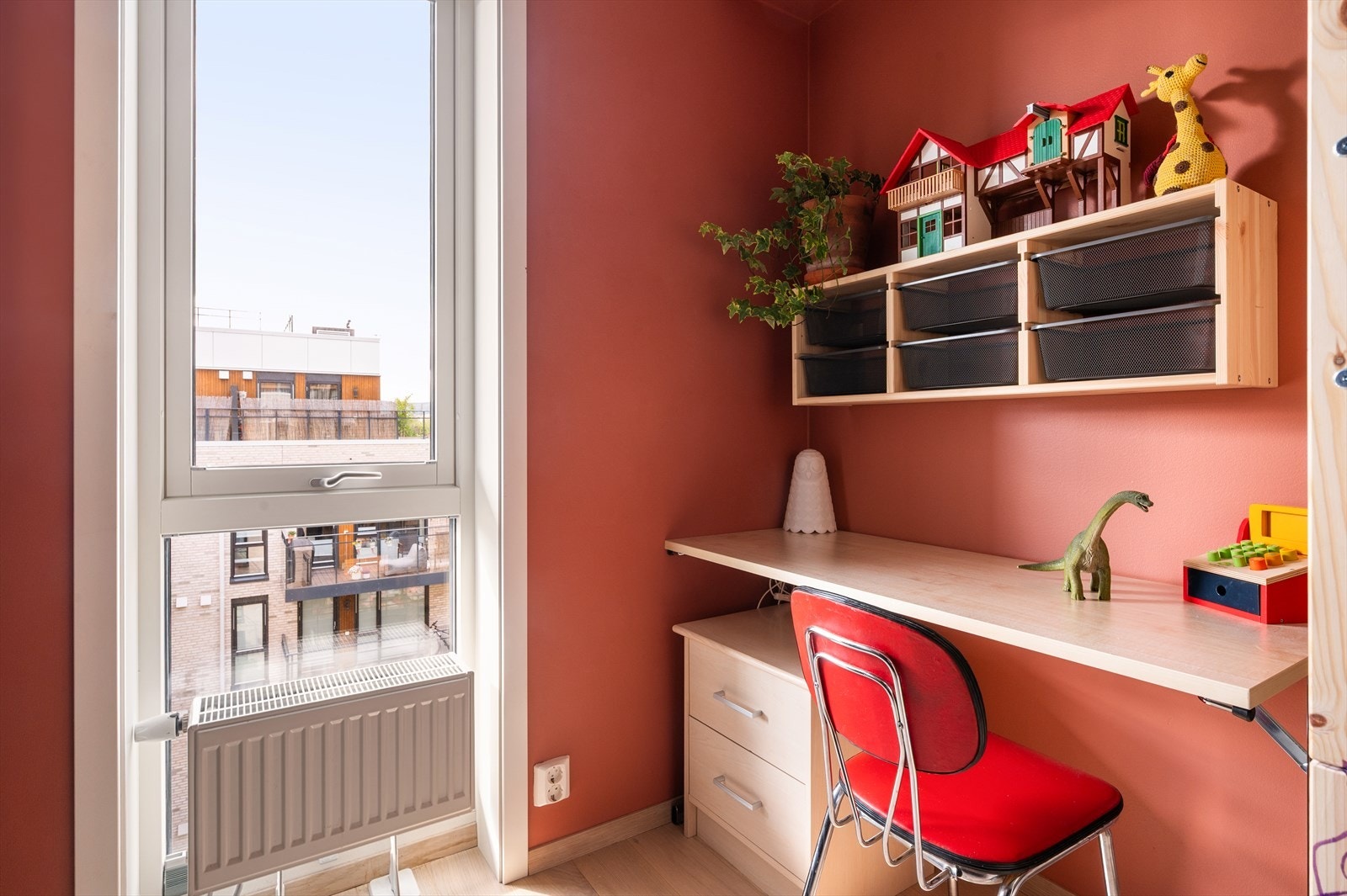 Begge de to soverommene ligger vegg i vegg og har fint utsyn mot rolig bakgård. Galleribilde
