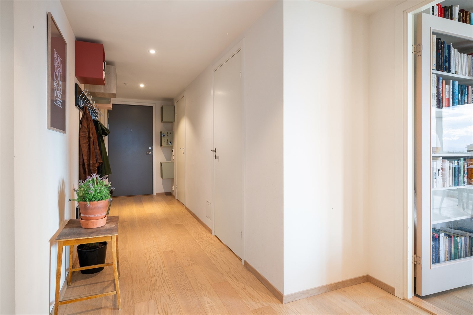 Romslig gang med god plass til å henge fra seg yttertøy og sko. Dørcalling for å praktisk slippe inn gjester fra hovedinngang. Galleribilde