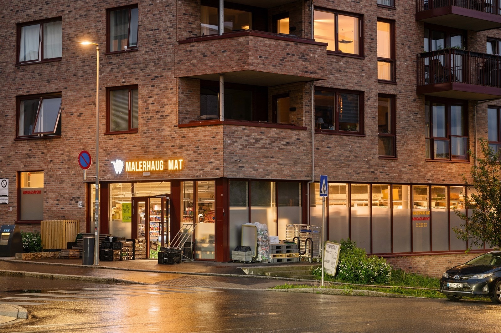 Det er kort vei til dagligvare, skole, barnehage, T-bane, kaféer og restauranter fra leiligheten. Galleribilde
