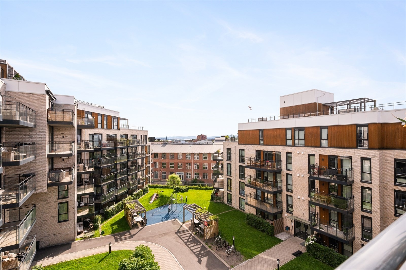 Utsikt fra balkong mot bakgård. Galleribilde