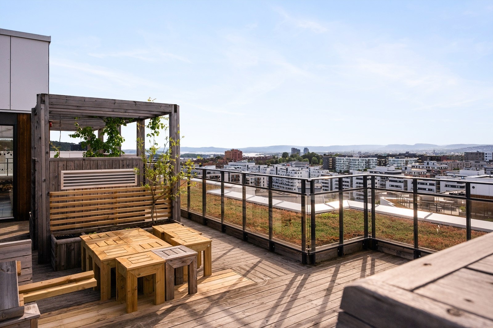 Fra leiligheten kan du ta trappen eller heis til felles takterrasse med nydelig solforhold og flott utsikt! Galleribilde