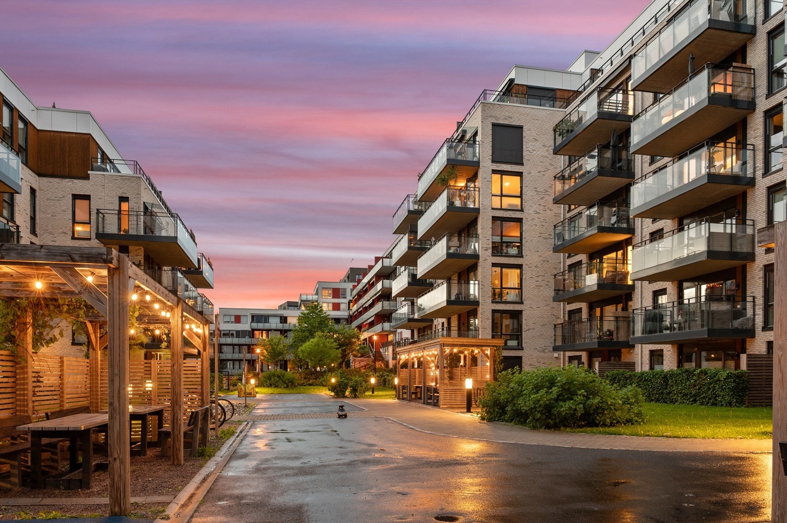 Bakgården på kveldstid. Galleribilde