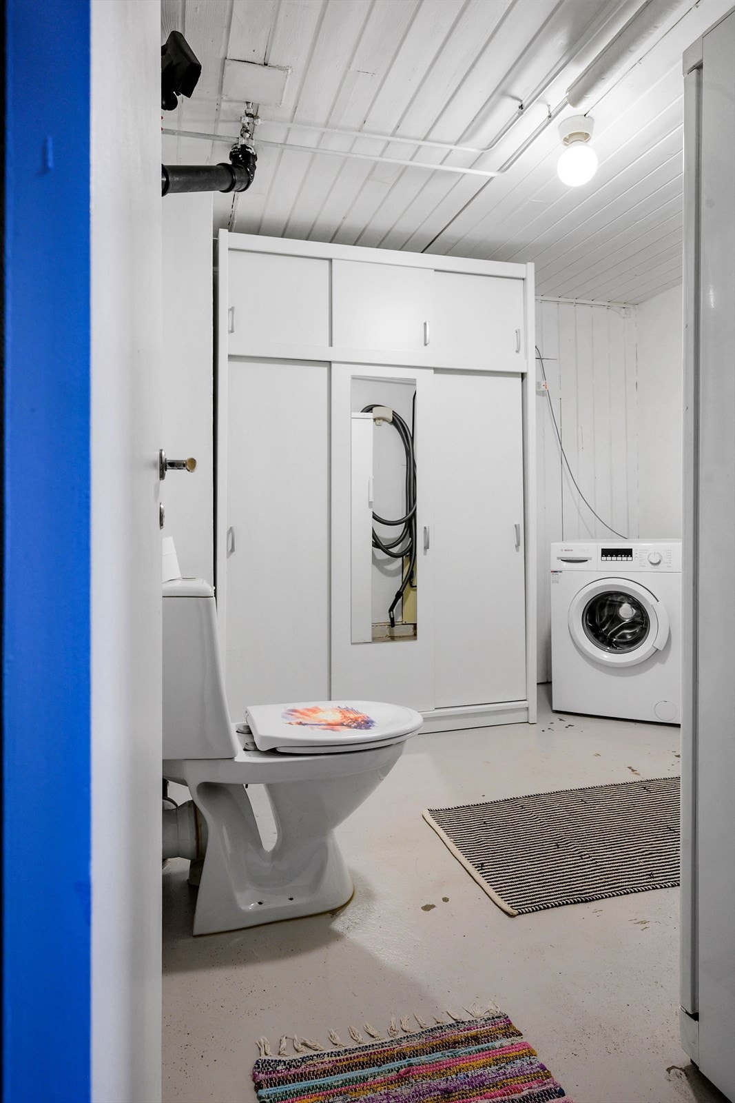 Praktisk vaskerom i underetasjen med toalett og opplegg for vaskemaskin. Galleribilde
