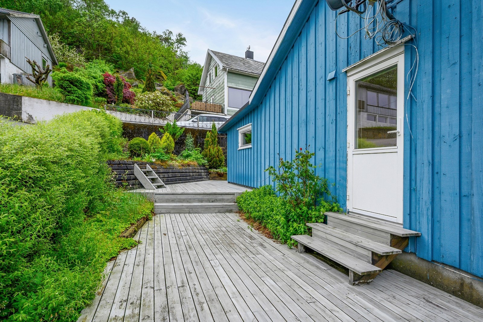 Uteplassene er bygget i trekonstruksjoner med dekke av terrassebord. Galleribilde