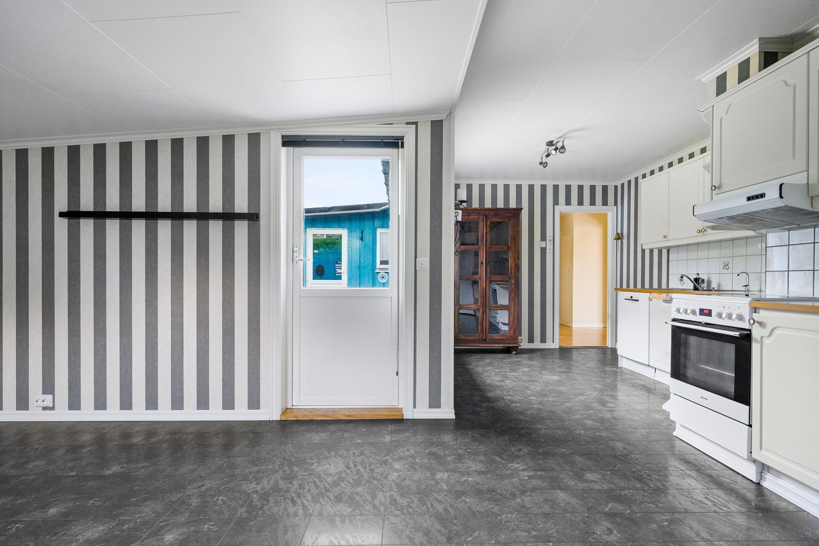 Fra kjøkkenet er det direkte utgang til uteområdet via en balkongdør fra 2003. Galleribilde