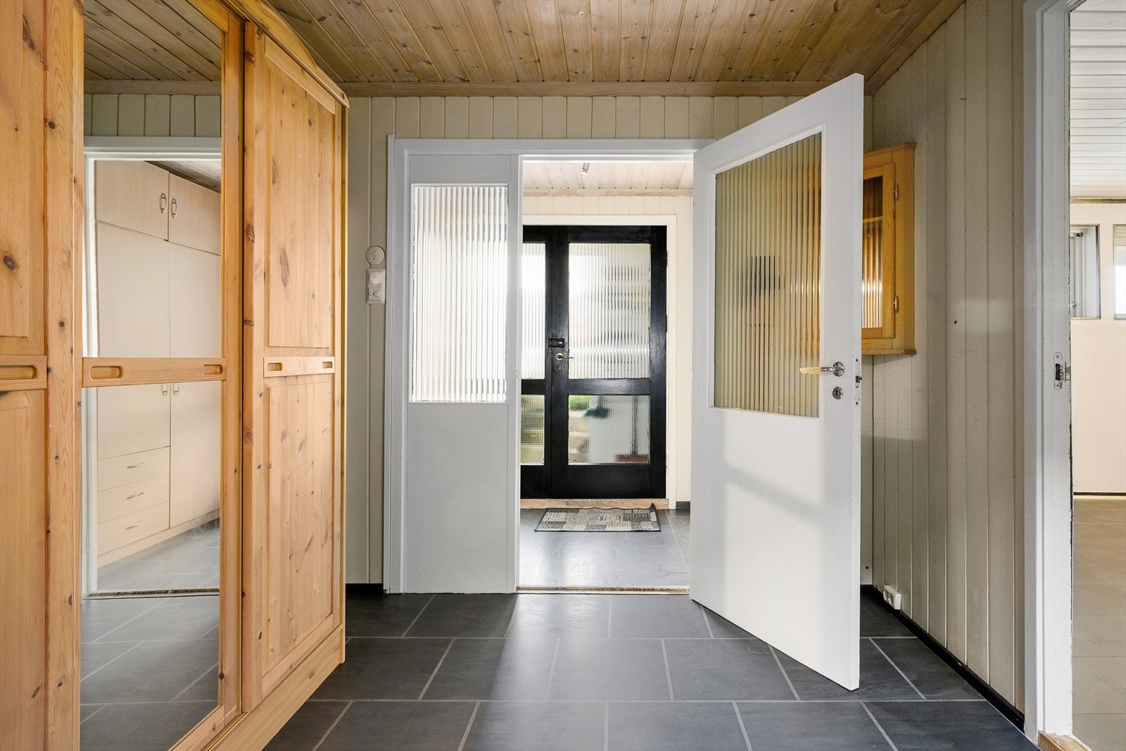Romslig entré med god plass til oppbevaring. Galleribilde