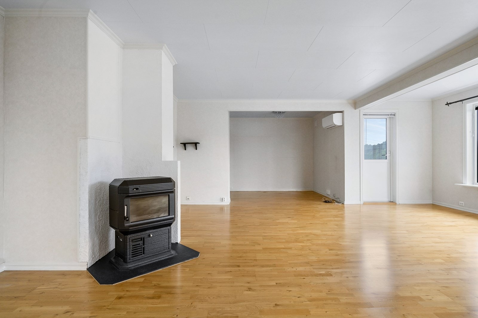 I stuen er det installert en luft-til-luft varmepumpe fra 2019 for effektiv oppvarming. Galleribilde