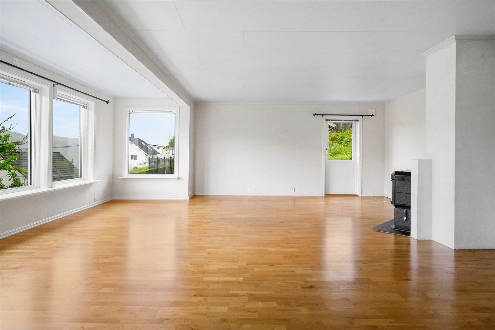Stuen har parkett på gulvet og utgang til en av boligens terrasser. Galleribilde