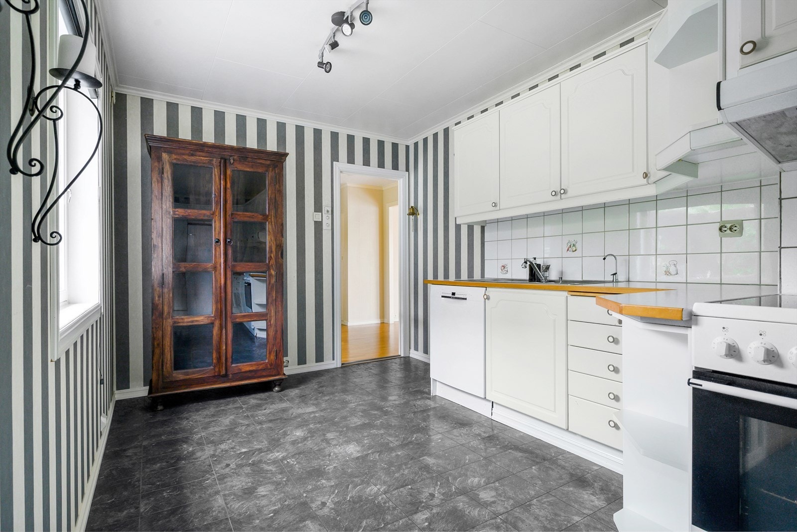 Innredningen fra 2000 har laminatbenkeplate og fliser over vasken. Galleribilde