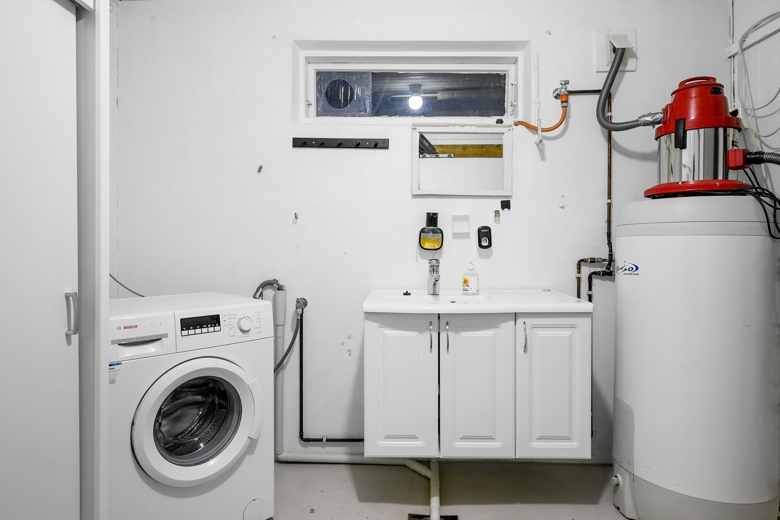 Varmtvannsberederen på 198 liter er fra 2007 og er plassert på vaskerommet. Galleribilde