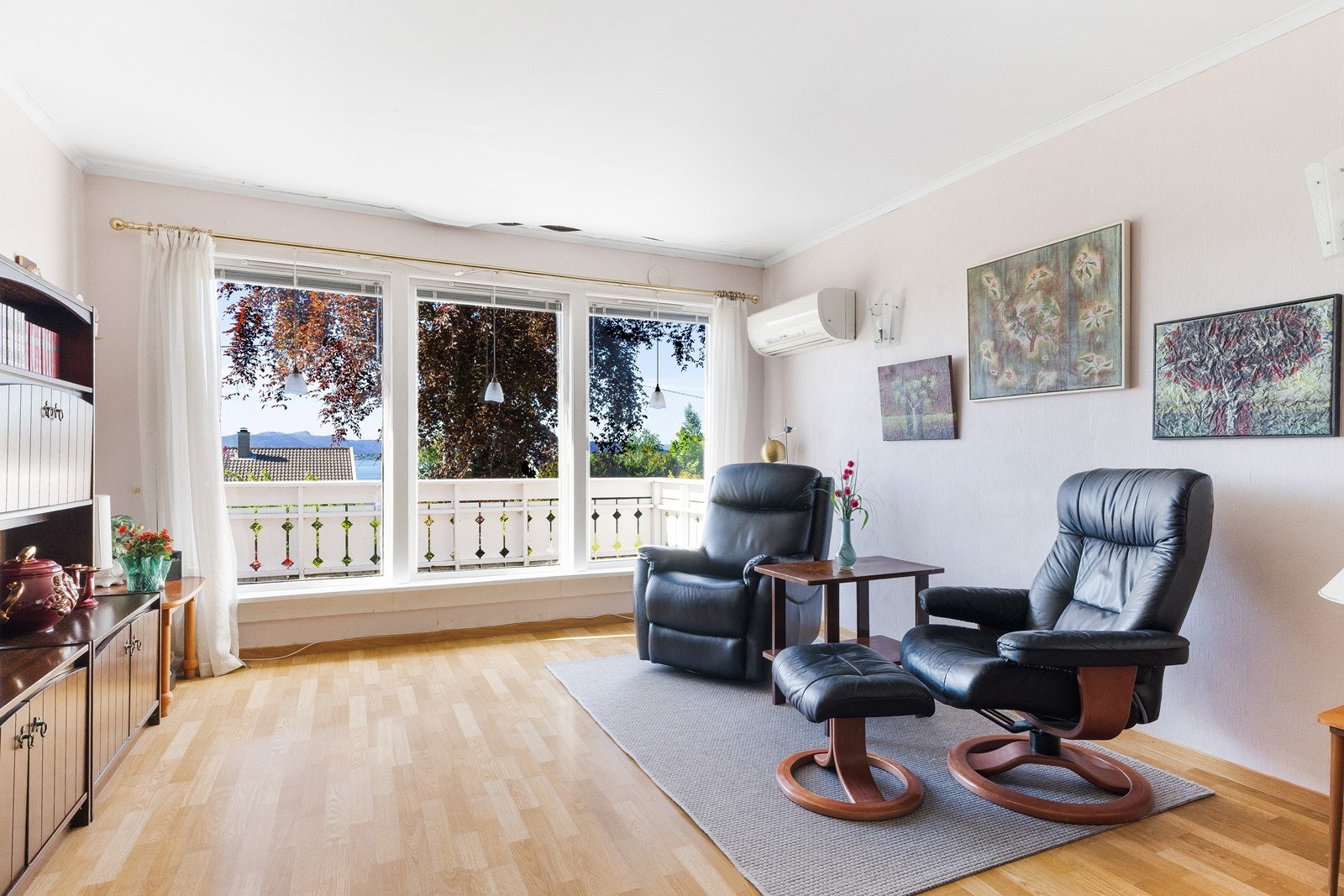 Stuen har god plass til flere møbleringssoner, store vindusflater som slipper inn godt med lys. Papp i tak har løsnet over vinduene. Galleribilde