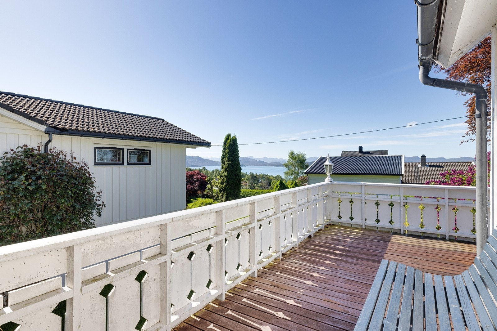 Fra verandaen er det utgang til åpen terrasse med gode solforhold. Galleribilde