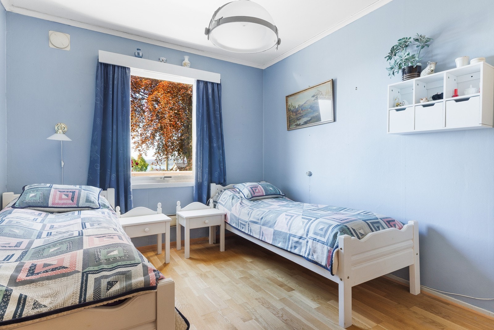 Romslig soverom i 1.etasje. Galleribilde