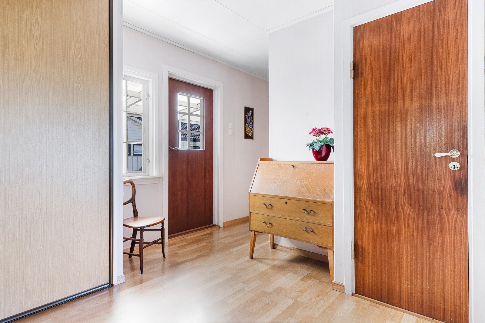 Lys og innbydende gang med god plass til oppbevaring. Galleribilde
