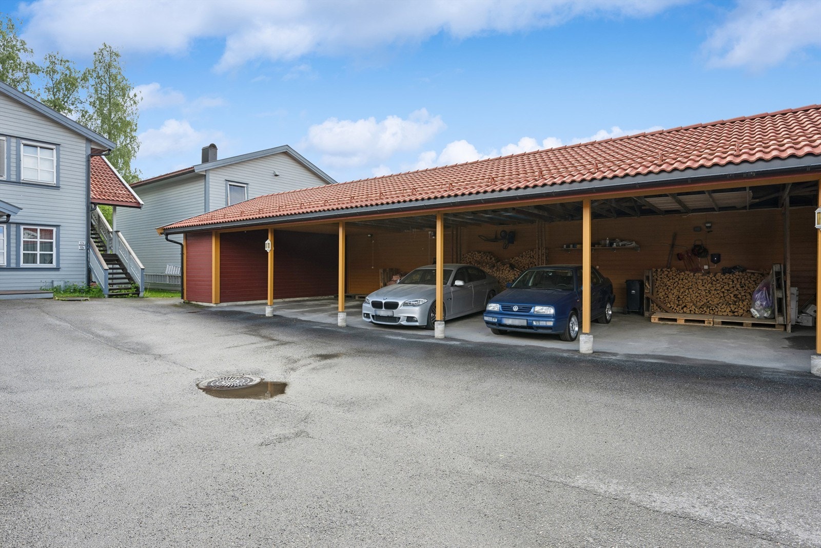 En biloppstillingsplass i carport medfølger. Det er gjesteparkering på sameiets eiendom. Galleribilde