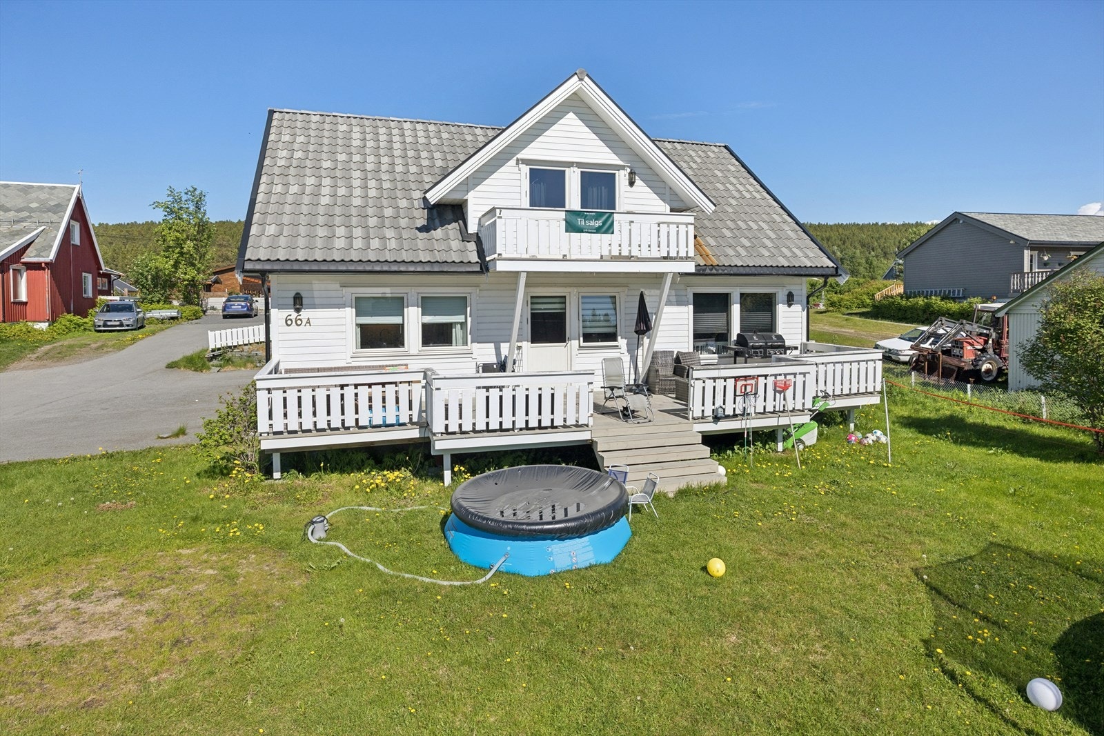 Uteplassen har rikelig med plass til både familie og venner, perfekt for hyggelige stunder sammen. Galleribilde